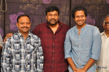 Chiranjeevi Felicitates Tholi Prema Movie Team at His Home